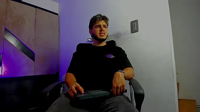 Snapshot of danielclarton1 chatting on October 23, 2025, 2:32 am danielclarton1 online show from October 23, 2025, 2:32 am