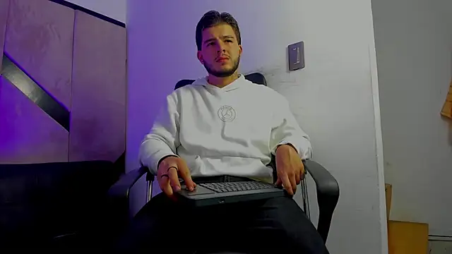 Snapshot of danielclarton1 chatting on October 21, 2025, 5:40 am danielclarton1 online show from October 21, 2025, 5:40 am