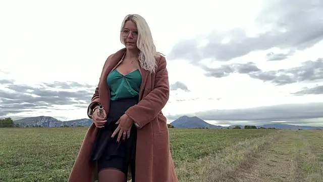 Snapshot of EmyLana chatting on October 25, 2025, 8:24 am EmyLana online show from October 25, 2025, 8:24 am