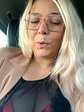 Snapshot of EmyLana chatting on November 5, 2025, 6:27 am EmyLana online show from November 5, 2025, 6:27 am