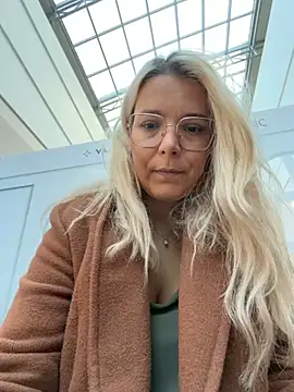 Snapshot of EmyLana chatting on October 30, 2025, 8:45 am EmyLana online show from October 30, 2025, 8:45 am