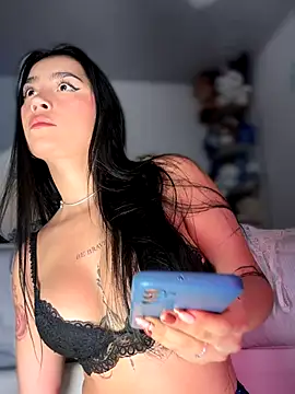 Snapshot of -Loren- chatting on January 7, 2026, 11:37 am -Loren- online show from January 7, 2026, 11:37 am