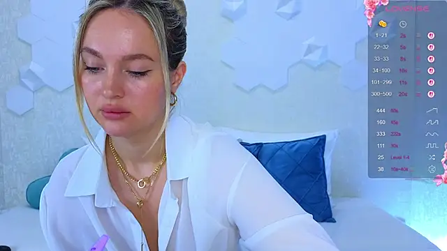 Snapshot of Lynna_Sparks chatting on October 10, 2025, 2:45 am Lynna Sparks online show from October 10, 2025, 2:45 am