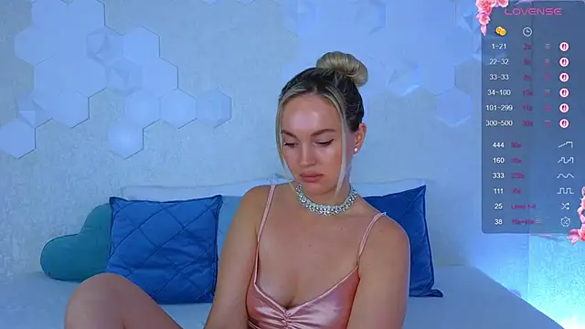 Snapshot of Lynna_Sparks chatting on September 25, 2025, 3:23 am Lynna Sparks online show from September 25, 2025, 3:23 am