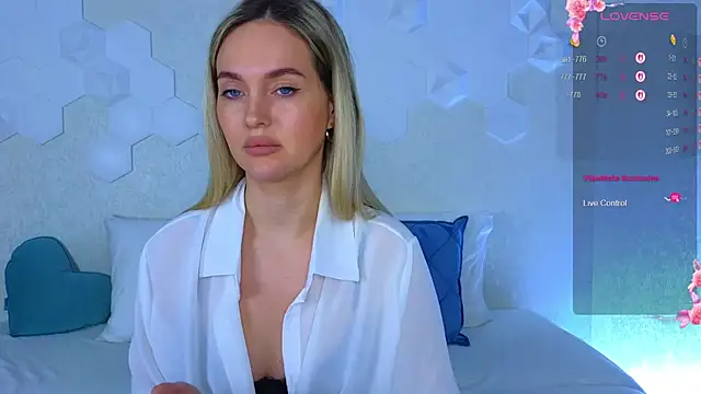 Snapshot of Lynna_Sparks chatting on November 8, 2025, 1:20 am Lynna Sparks online show from November 8, 2025, 1:20 am