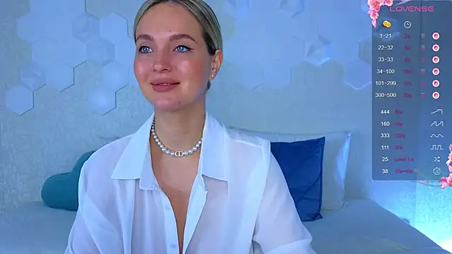 Snapshot of Lynna_Sparks chatting on September 27, 2025, 1:56 am Lynna Sparks online show from September 27, 2025, 1:56 am