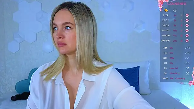 Snapshot of Lynna_Sparks chatting on October 18, 2025, 2:24 am Lynna Sparks online show from October 18, 2025, 2:24 am