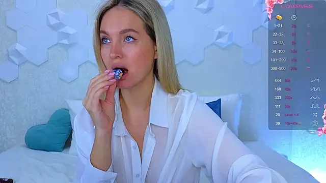 Snapshot of Lynna_Sparks chatting on October 2, 2025, 2:15 am Lynna Sparks online show from October 2, 2025, 2:15 am