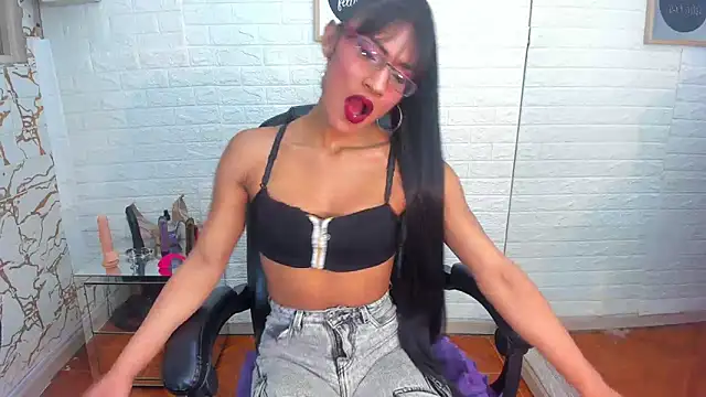 Aura love69 online show from September 19, 2025, 4:38 am