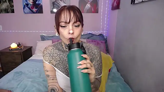 Snapshot of LolaRouse chatting on October 29, 2025, 5:56 pm LolaRouse online show from October 29, 2025, 5:56 pm