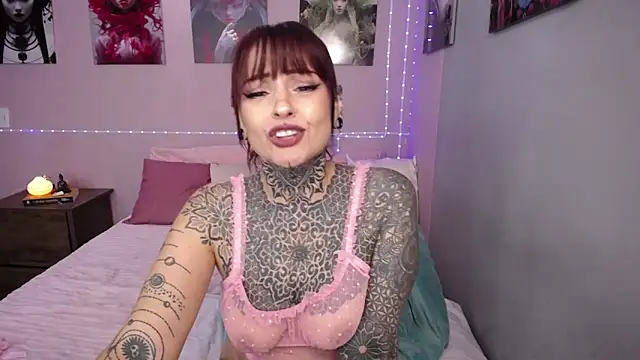 Snapshot of LolaRouse chatting on September 30, 2025, 7:31 pm LolaRouse online show from September 30, 2025, 7:31 pm