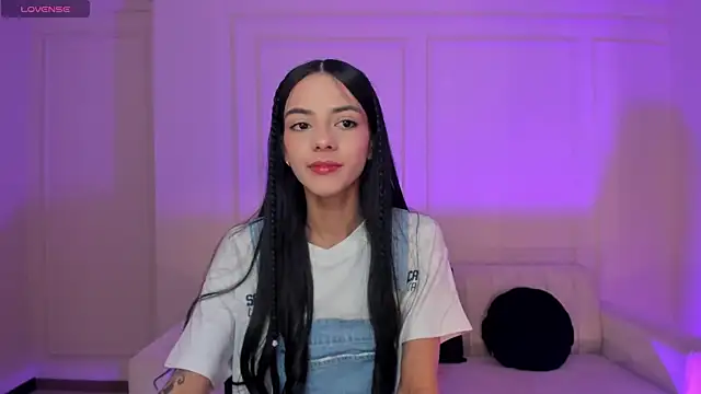 Snapshot of HannahJamesX chatting on August 6, 2026, 12:33 pm HannahJamesX online show from August 6, 2026, 12:33 pm