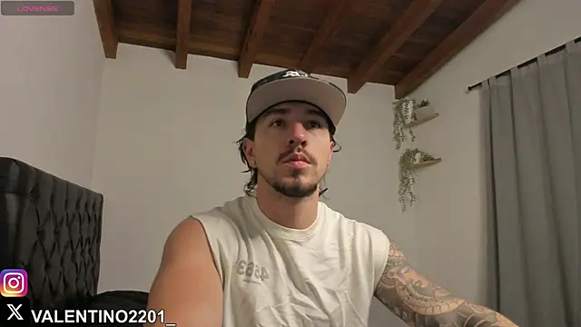 Snapshot of Valentino_Xander chatting on October 10, 2025, 12:33 am Valentino Xander online show from October 10, 2025, 12:33 am