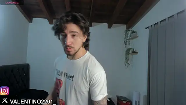Snapshot of Valentino_Xander chatting on October 26, 2025, 12:33 am Valentino Xander online show from October 26, 2025, 12:33 am