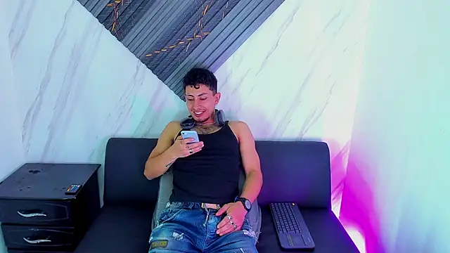 Piggy Eddy online show from November 27, 2025, 8:09 pm