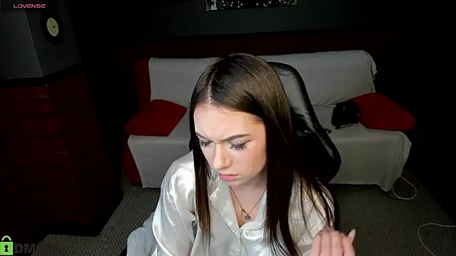 Nicole Charm online show from March 13, 2026, 12:32 pm