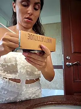 Snapshot of Izabella_Bella chatting on February 2, 2026, 6:56 am Izabella Bella online show from February 2, 2026, 6:56 am