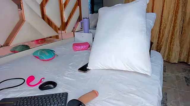 Snapshot of CintiaVega chatting on October 3, 2025, 12:17 pm CintiaVega online show from October 3, 2025, 12:17 pm