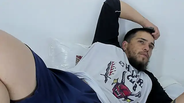 Snapshot of Beard_xox chatting on October 24, 2025, 9:14 pm Beard xox online show from October 24, 2025, 9:14 pm