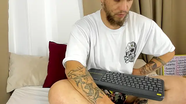 Snapshot of Beard_xox chatting on February 8, 2025, 10:29 pm Beard xox online show from February 8, 2025, 10:29 pm