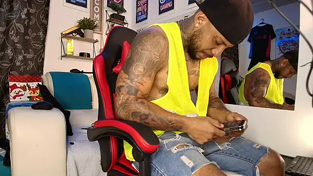 Snapshot of Leenar_Key chatting on October 27, 2025, 1:45 pm Leenar Key online show from October 27, 2025, 1:45 pm