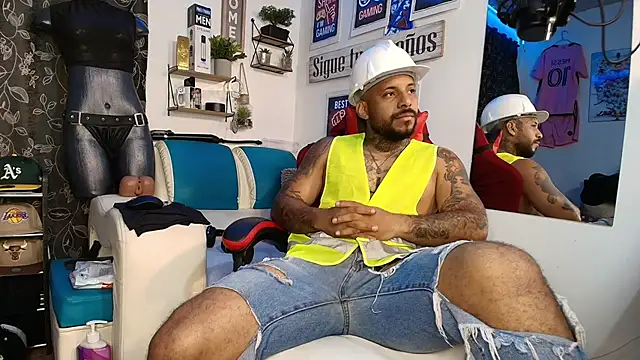 Leenar Key online show from January 13, 2026, 11:52 pm