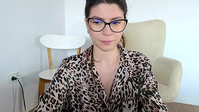 Jullyenn3 online show from February 21, 2025, 1:55 pm