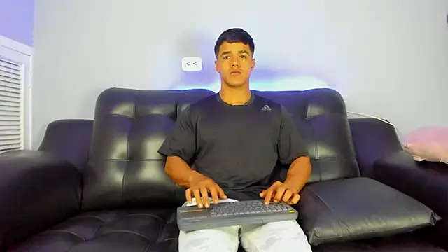 Snapshot of Rob_saenz_ chatting on March 10, 2025, 1:32 pm Rob saenz online show from March 10, 2025, 1:32 pm