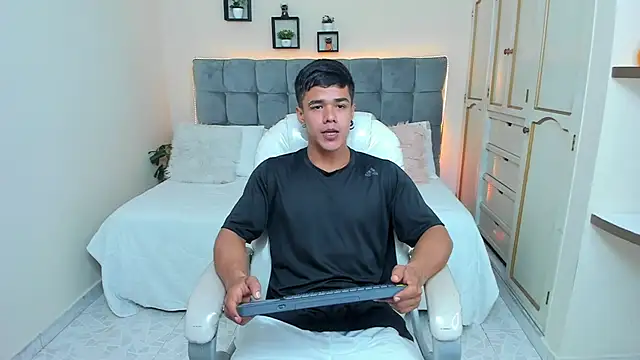 Snapshot of Rob_saenz_ chatting on February 25, 2025, 1:32 pm Rob saenz online show from February 25, 2025, 1:32 pm