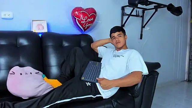 Snapshot of Rob_saenz_ chatting on February 13, 2025, 1:15 pm Rob saenz online show from February 13, 2025, 1:15 pm