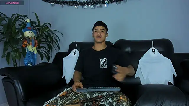 Snapshot of Rob_saenz_ chatting on October 16, 2025, 2:14 pm Rob saenz online show from October 16, 2025, 2:14 pm