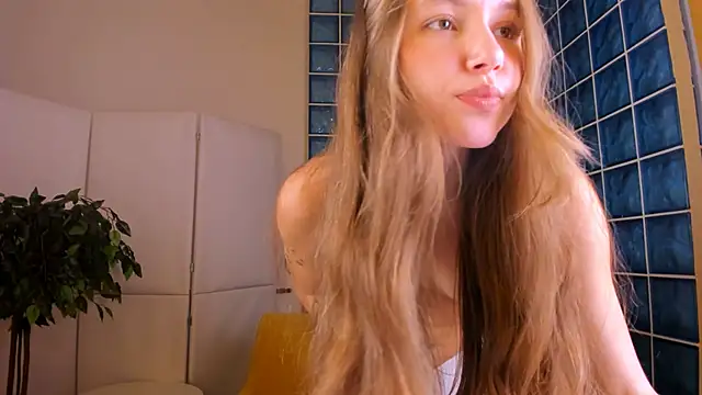 MaryannSoftt online show from October 18, 2025, 3:36 pm