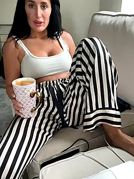 UKSYDNEYFOX online show from September 27, 2025, 12:00 pm