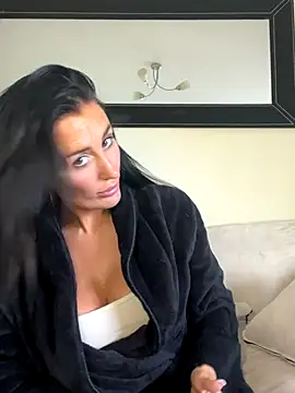 UKSYDNEYFOX online show from September 17, 2025, 1:35 pm