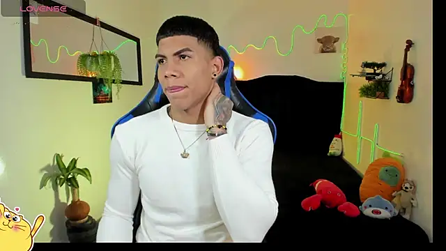 Snapshot of Damian_latinxxx chatting on February 25, 2026, 12:11 am Damian latinxxx online show from February 25, 2026, 12:11 am