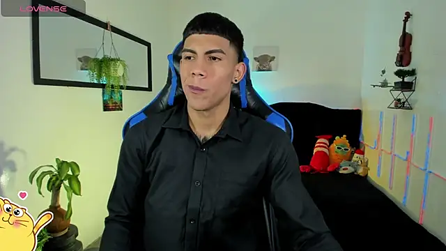 Snapshot of Damian_latinxxx chatting on February 28, 2026, 12:10 am Damian latinxxx online show from February 28, 2026, 12:10 am