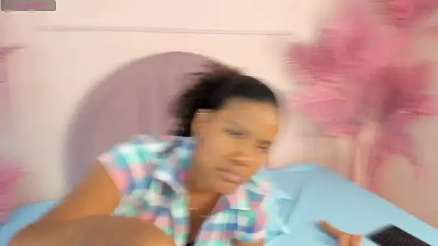 Isabellsmmith online show from October 14, 2025, 7:36 pm