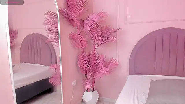 Isabellsmmith online show from September 30, 2025, 8:04 pm