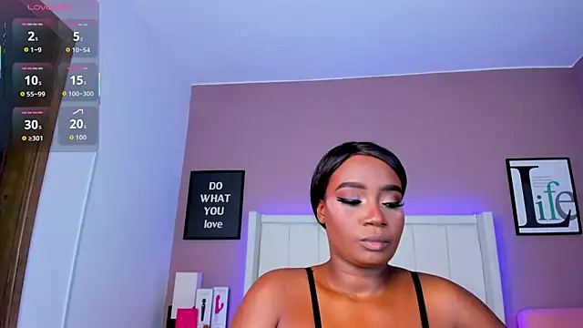 Britanymooree online show from November 18, 2025, 7:39 pm