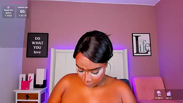 Snapshot of Britanymooree chatting on October 11, 2025, 8:10 pm Britanymooree online show from October 11, 2025, 8:10 pm