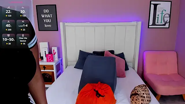 Snapshot of Britanymooree chatting on October 30, 2025, 7:33 pm Britanymooree online show from October 30, 2025, 7:33 pm