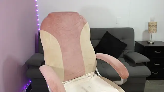 Snapshot of NicoleKitty_ chatting on October 28, 2025, 11:14 pm NicoleKitty  online show from October 28, 2025, 11:14 pm