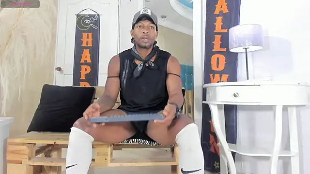 Snapshot of RicoBrown777_ chatting on October 18, 2025, 4:36 am RicoBrown777  online show from October 18, 2025, 4:36 am