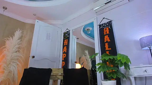 Snapshot of RicoBrown777_ chatting on October 10, 2025, 4:35 am RicoBrown777  online show from October 10, 2025, 4:35 am