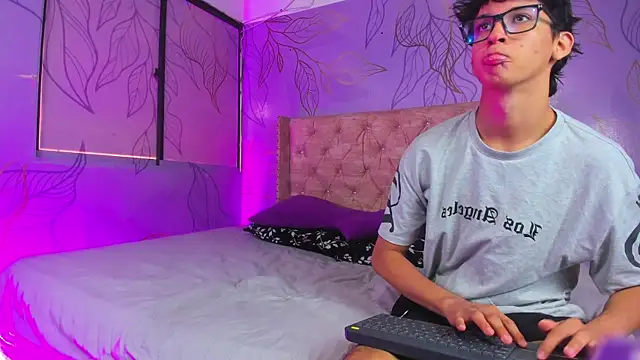 Theskinnyboys online show from March 6, 2025, 1:24 pm