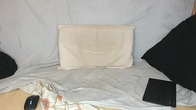 Snapshot of qustci-couple chatting on November 5, 2025, 6:38 am qustci-couple online show from November 5, 2025, 6:38 am