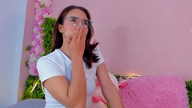 Scarlet Red  online show from March 8, 2025, 12:09 pm