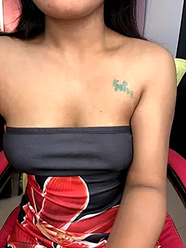 LeisyXO online show from October 2, 2025, 7:39 pm