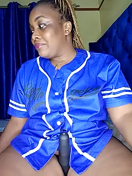 Snapshot of Queenshaz01 chatting on October 25, 2025, 12:32 am Queenshaz01 online show from October 25, 2025, 12:32 am