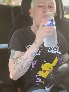 Snapshot of poussichienne chatting on October 8, 2025, 10:17 am poussichienne online show from October 8, 2025, 10:17 am